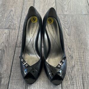 Anne Klein black patent and leather open toe heels 👠 in black w decorative side